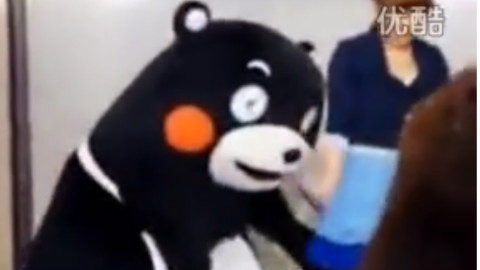 熊本熊狂掀女生裙子
